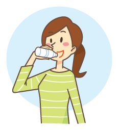 水を飲む女性